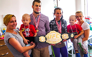 Wojownicy MMA dali medale wojownikom walczącym z rakiem